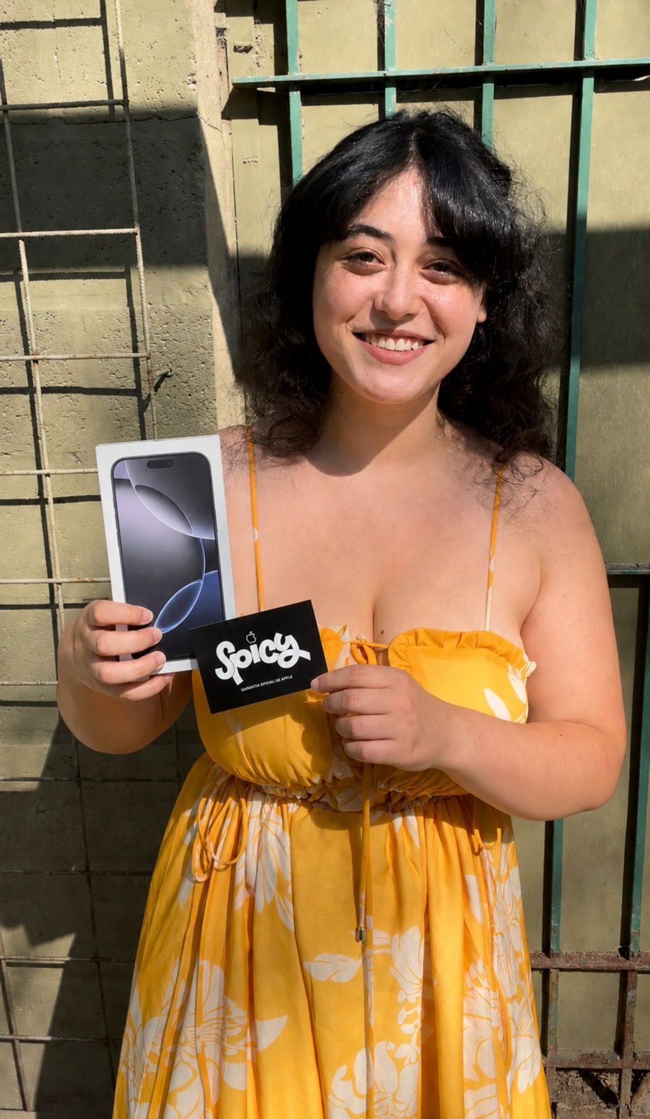 Cliente mostrando su nuevo iPhone