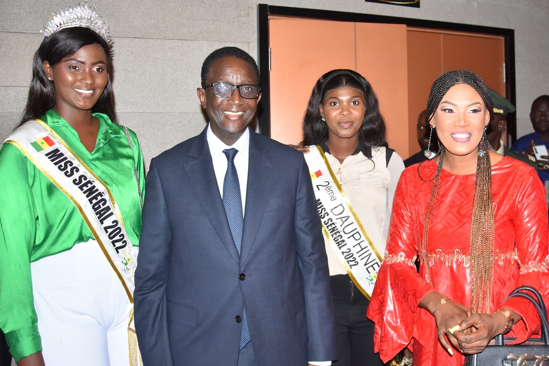 Miss Sénégal 2022 avec une personnalité officielle