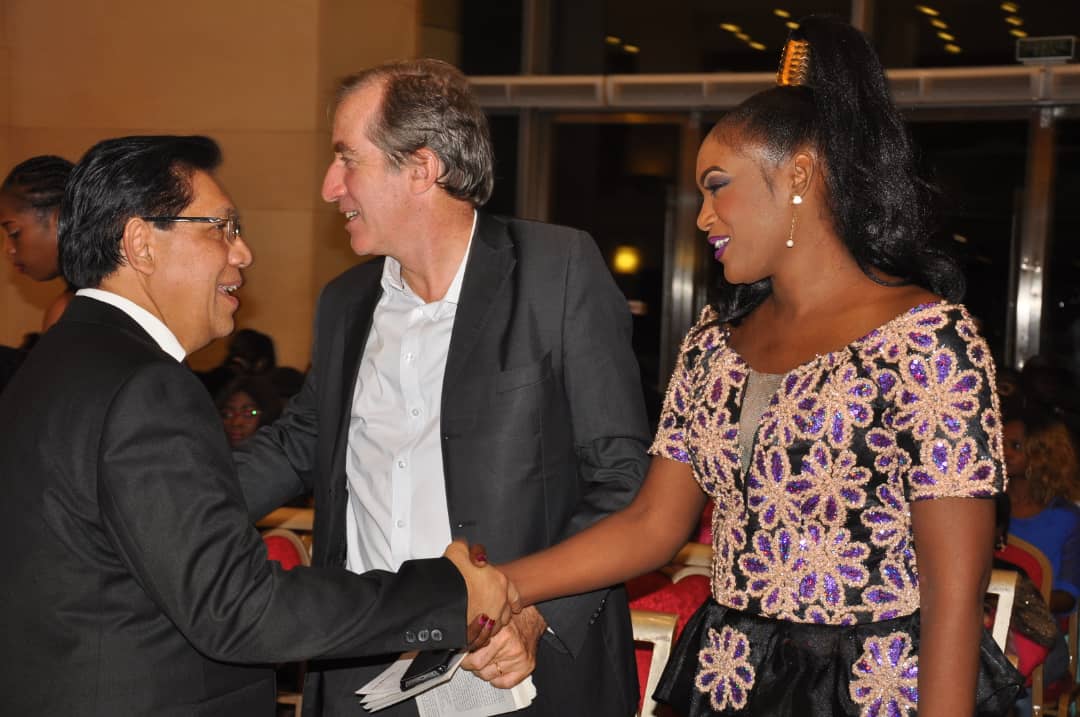 Miss Sénégal reçoit une poignée de main de diplomates