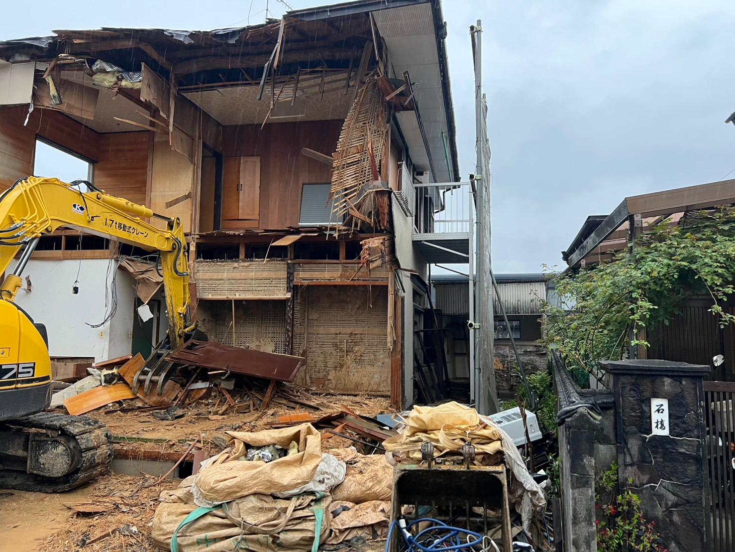 木造建物 重機解体進行中