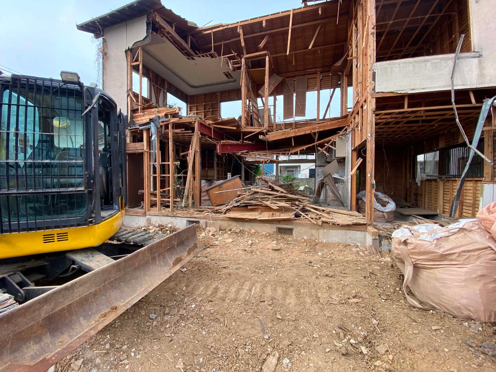 木造建物解体 重機施工中