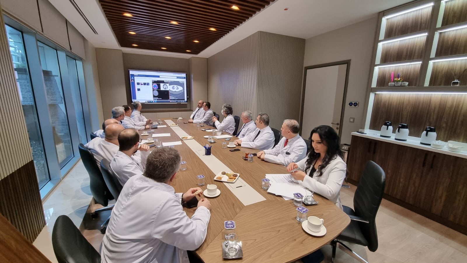 Eva Pavel alături de o echipă de medici într-o consultație medicală multidisciplinară