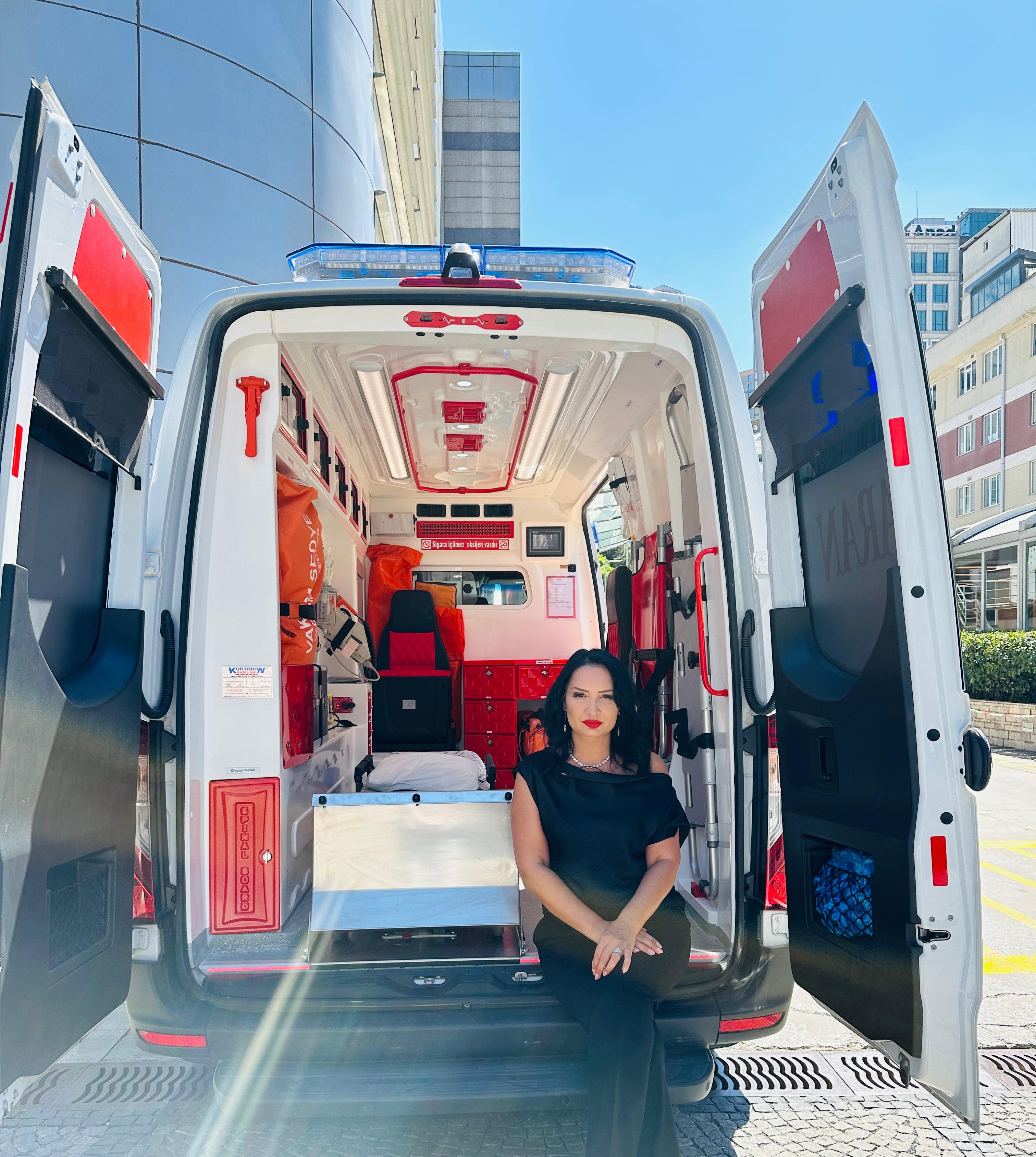 Eva Pavel alături de o ambulanță modernă echipată pentru transportul medical internațional al pacienților