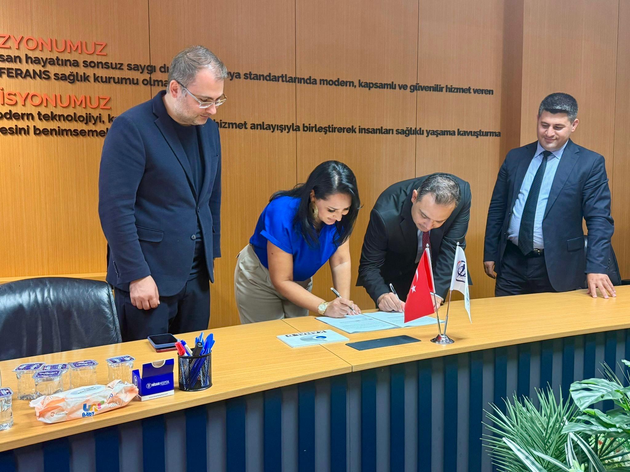 Eva Pavel semnând un parteneriat de colaborare cu un spital de top din Turcia