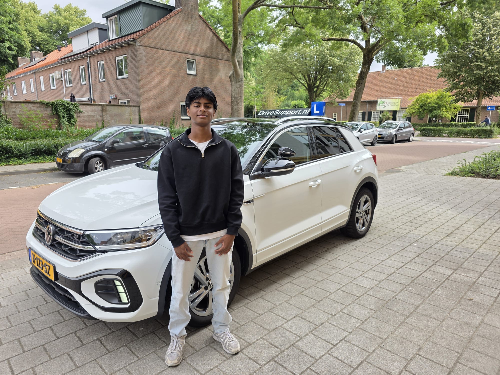 Leerling rijles Reeshof Tilburg — DriveSupport lesauto in een rustige woonwijk