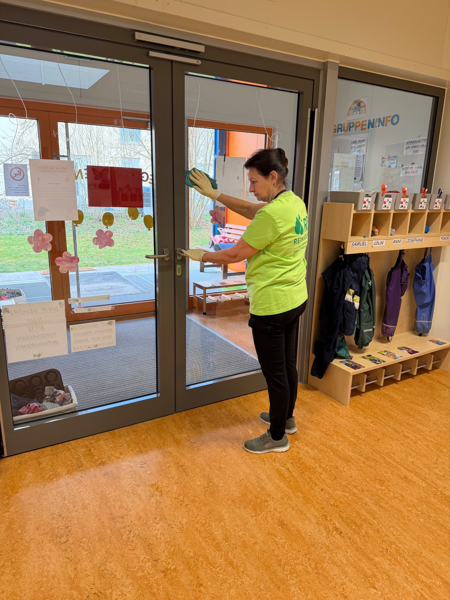 Fensterreinigung – Glasreinigung am Eingang eines Kindergartens