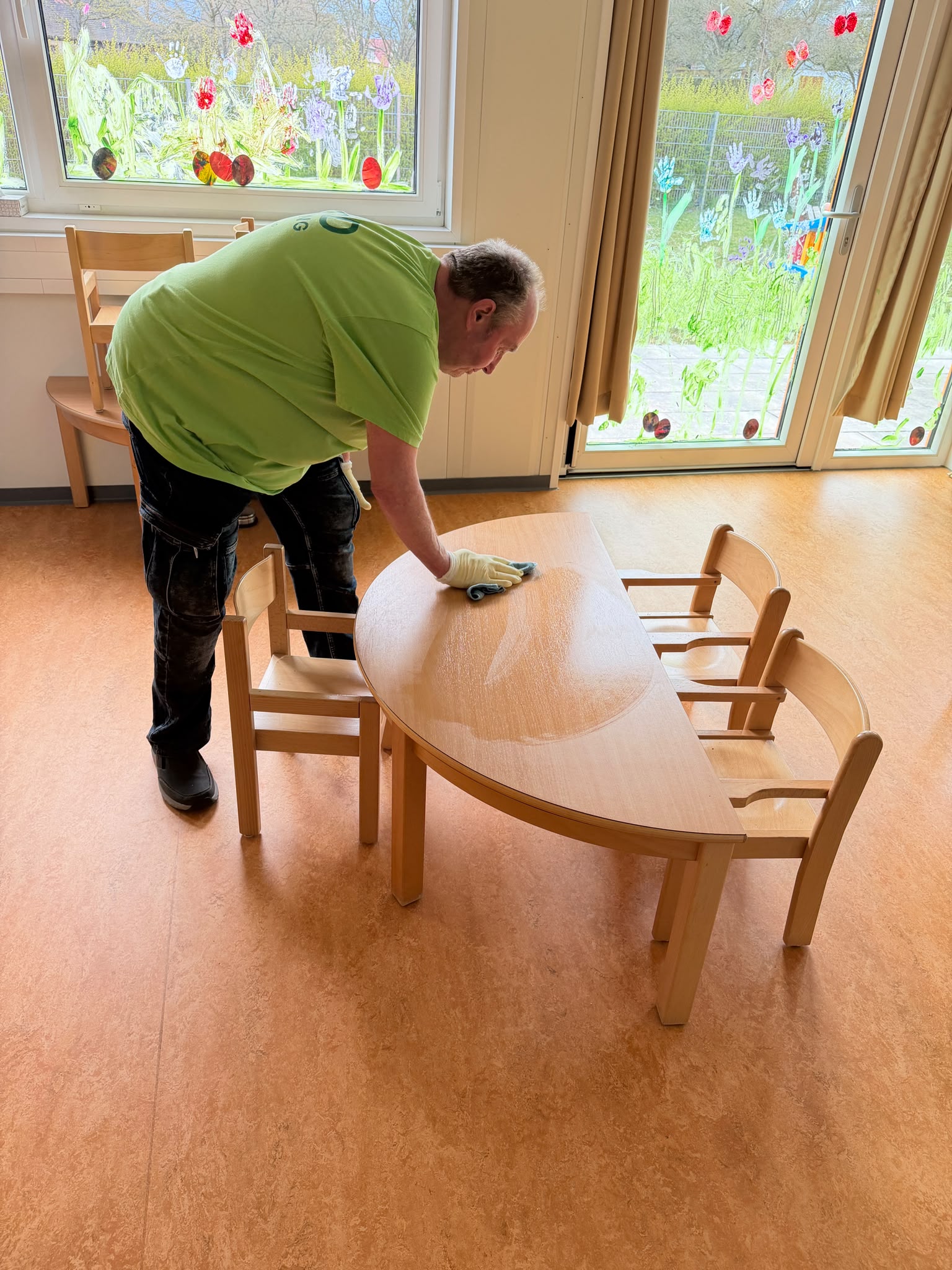 Oberflächenreinigung – Tische und Mobiliar im Kindergarten