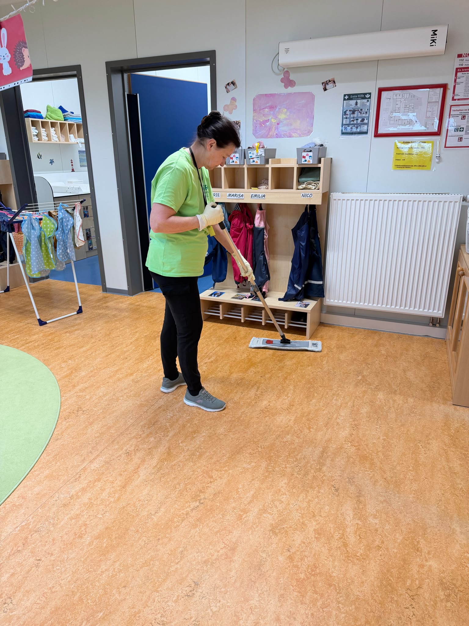 Unterhaltsreinigung – Bodenwischen im Gruppenraum
