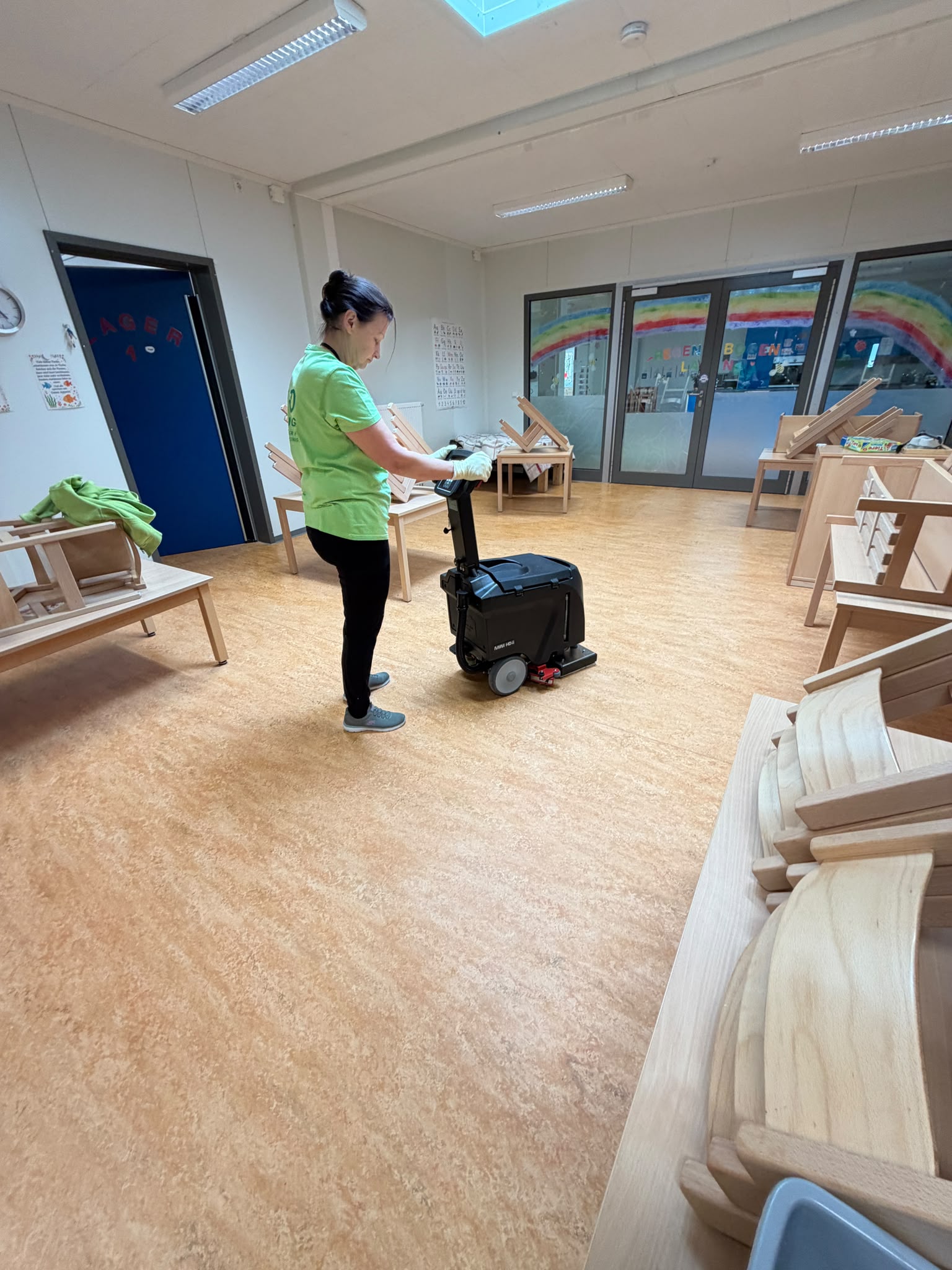 Grundreinigung – Klassenraum mit professioneller Scheuersaugmaschine reinigen