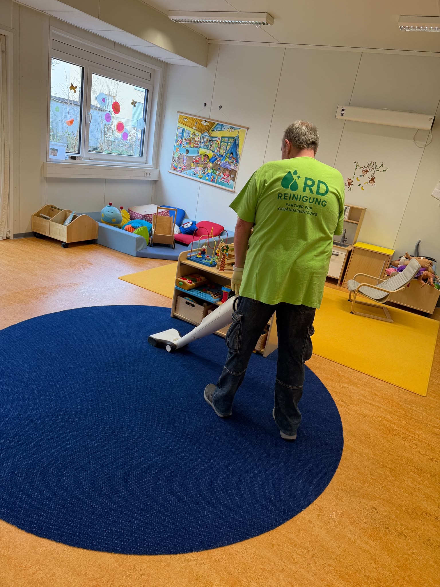 Unterhaltsreinigung – Teppichfläche im Kindergarten-Spielraum saugen