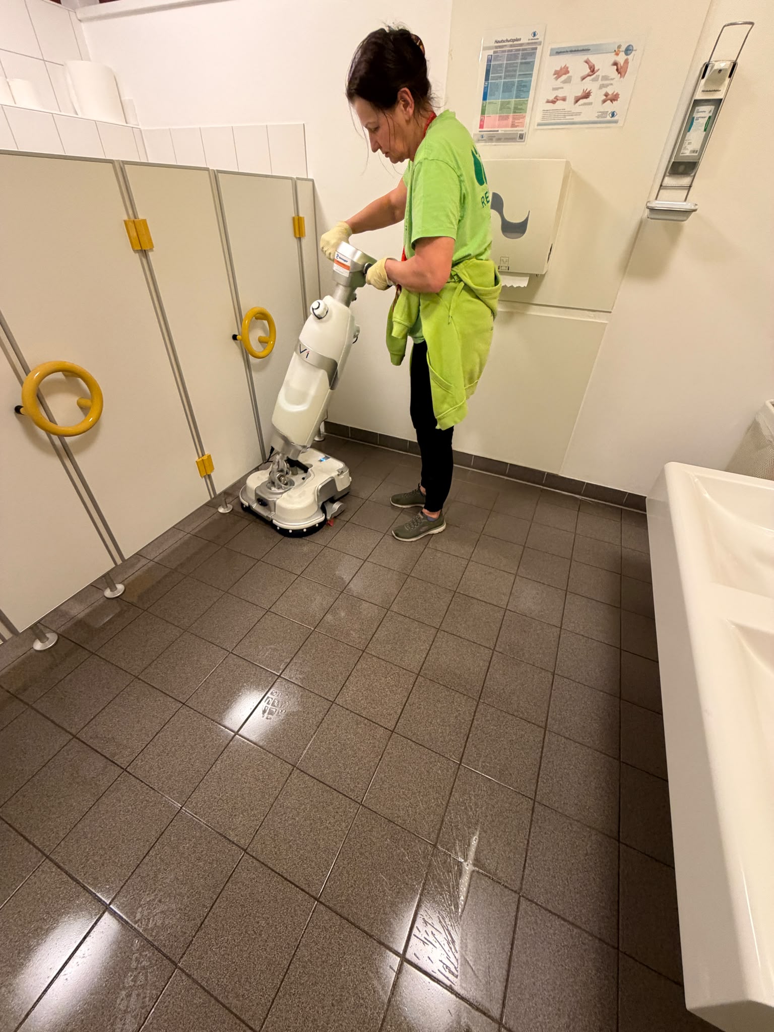 Sanitärreinigung – Bodenflächen im Sanitärbereich mit professionellem Equipment
