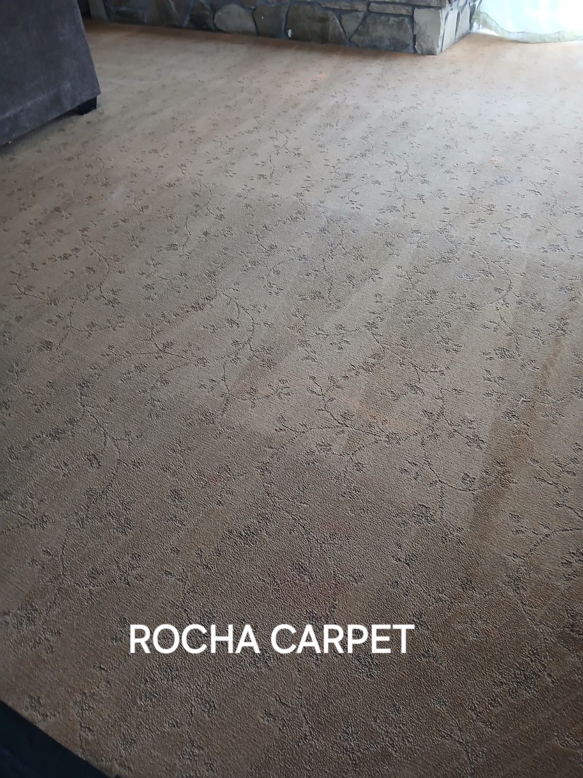 Clean brown patterned carpet in living room — Rocha Carpet