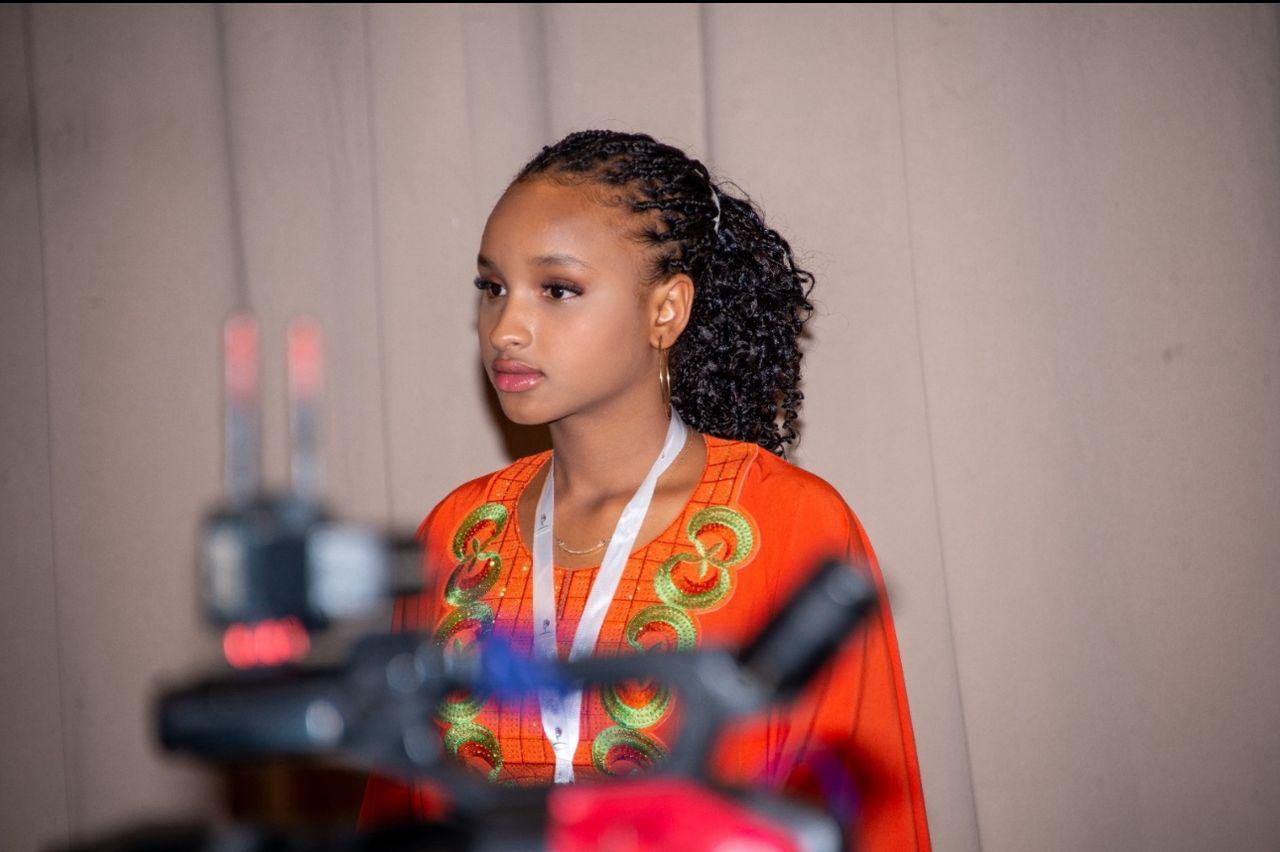 Hôtesse Glampro Events en tenue orange élégante
