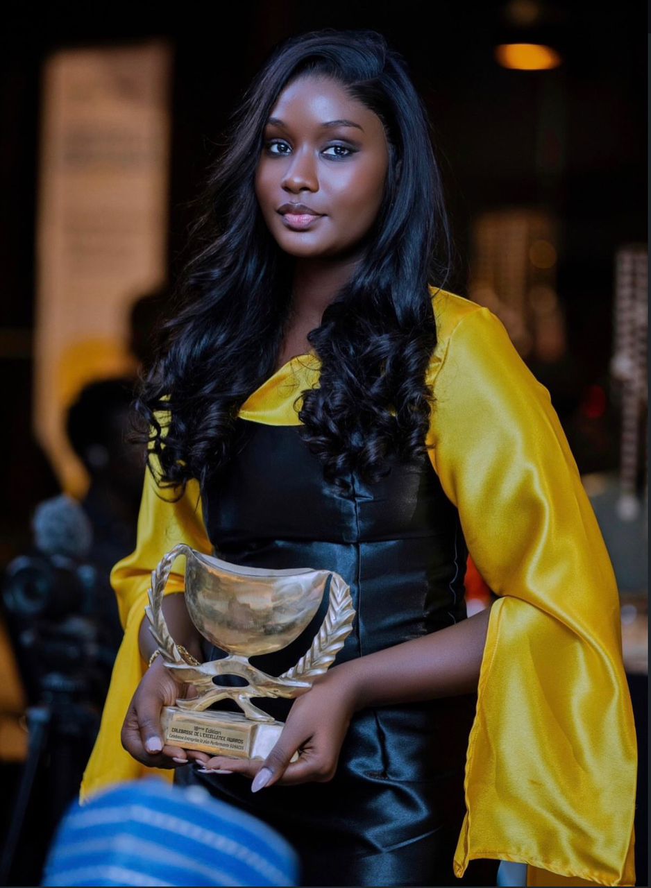 Remise du trophée d'excellence lors d'une cérémonie de gala