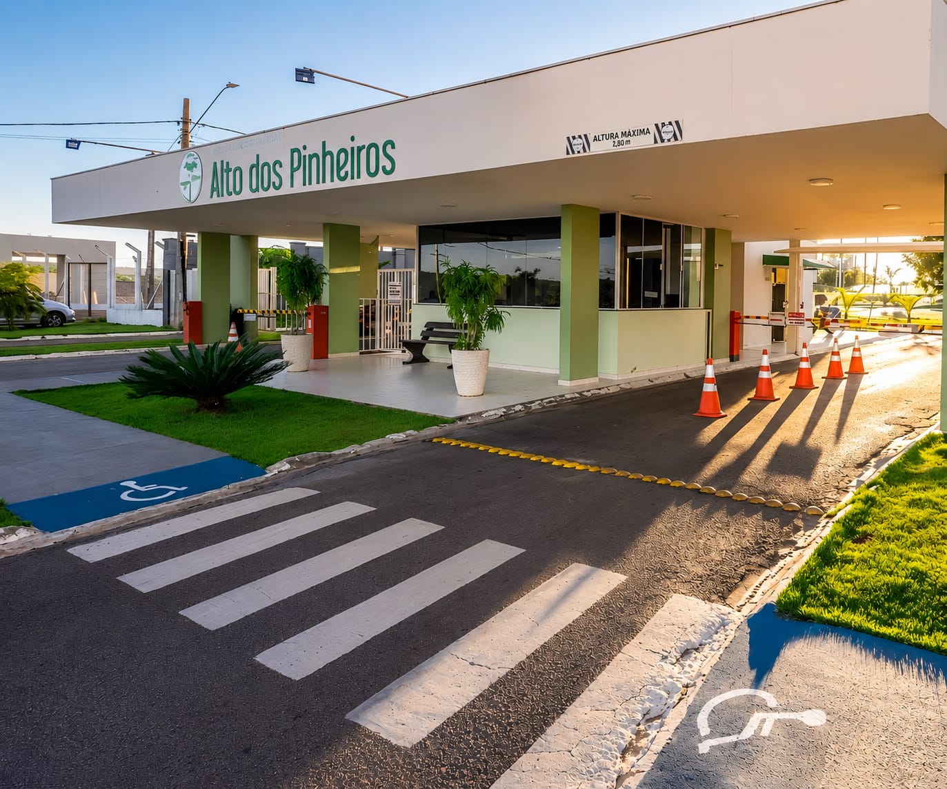Entrada do Residencial Alto dos Pinheiros com paisagismo