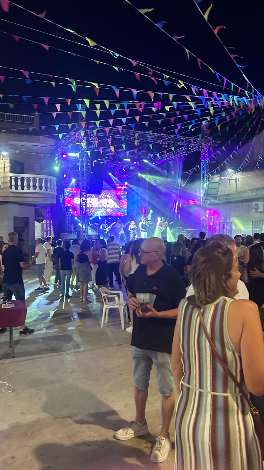 Evento con escenario y multitud