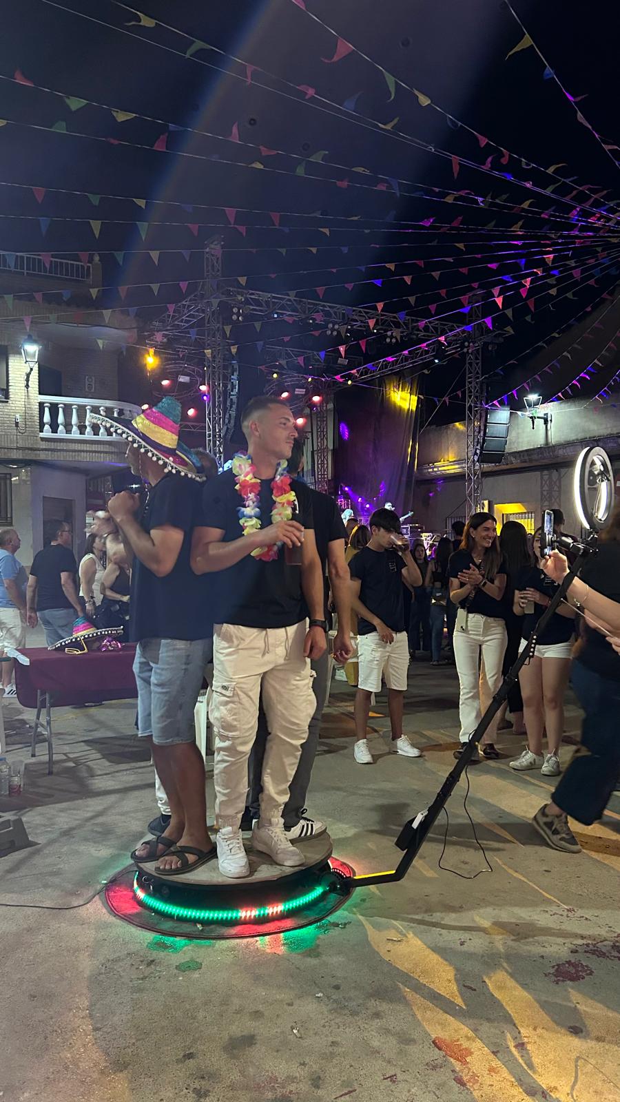 Plataforma 360 en evento nocturno