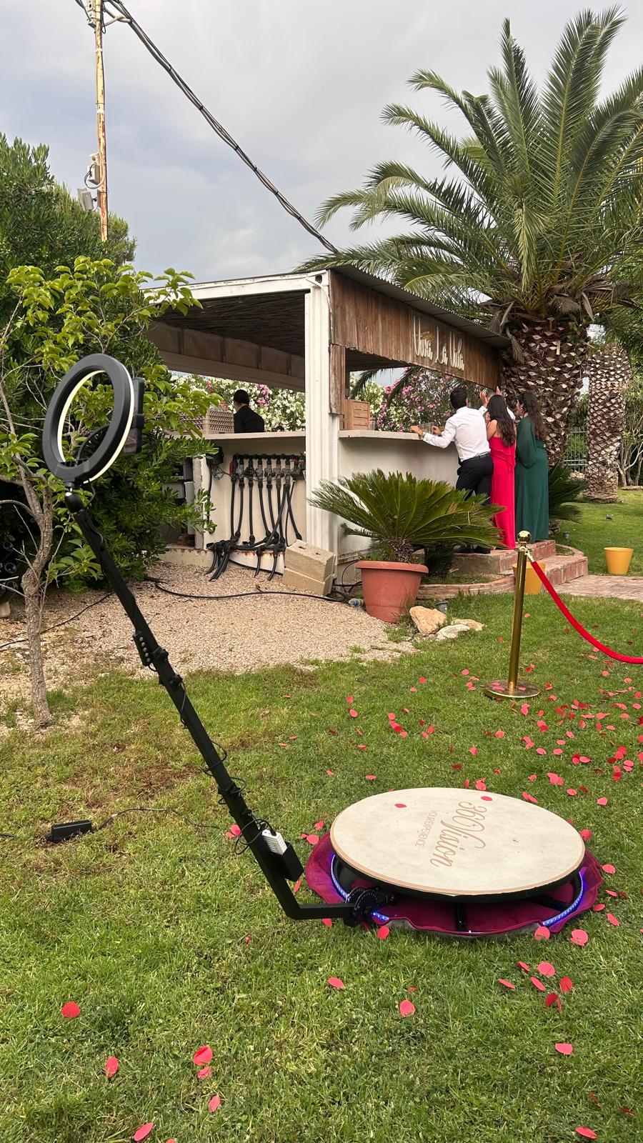 Plataforma 360 en patio con paraguas negro y instalación completa