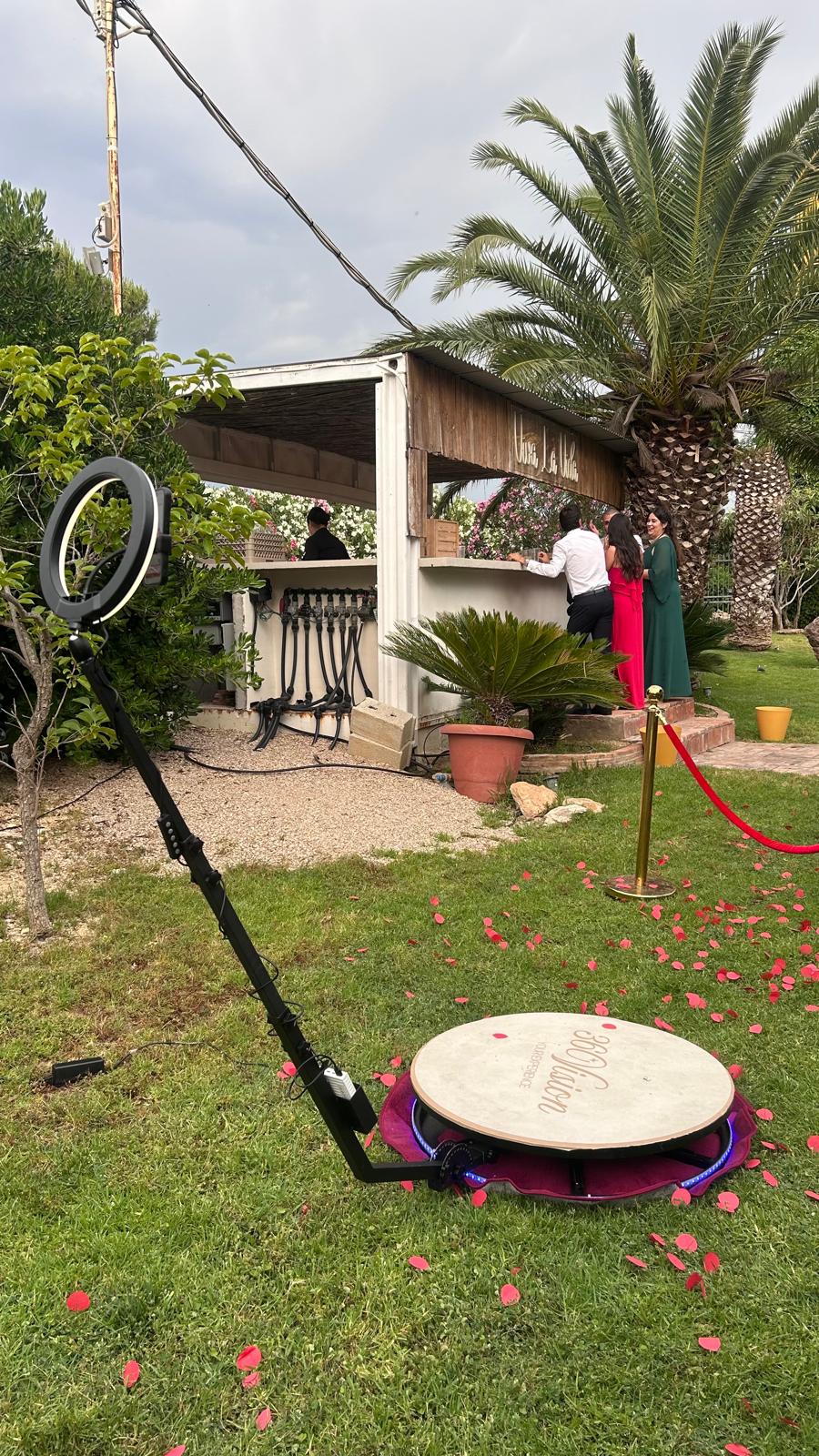 Plataforma 360 en patio con instalación tipo estudio
