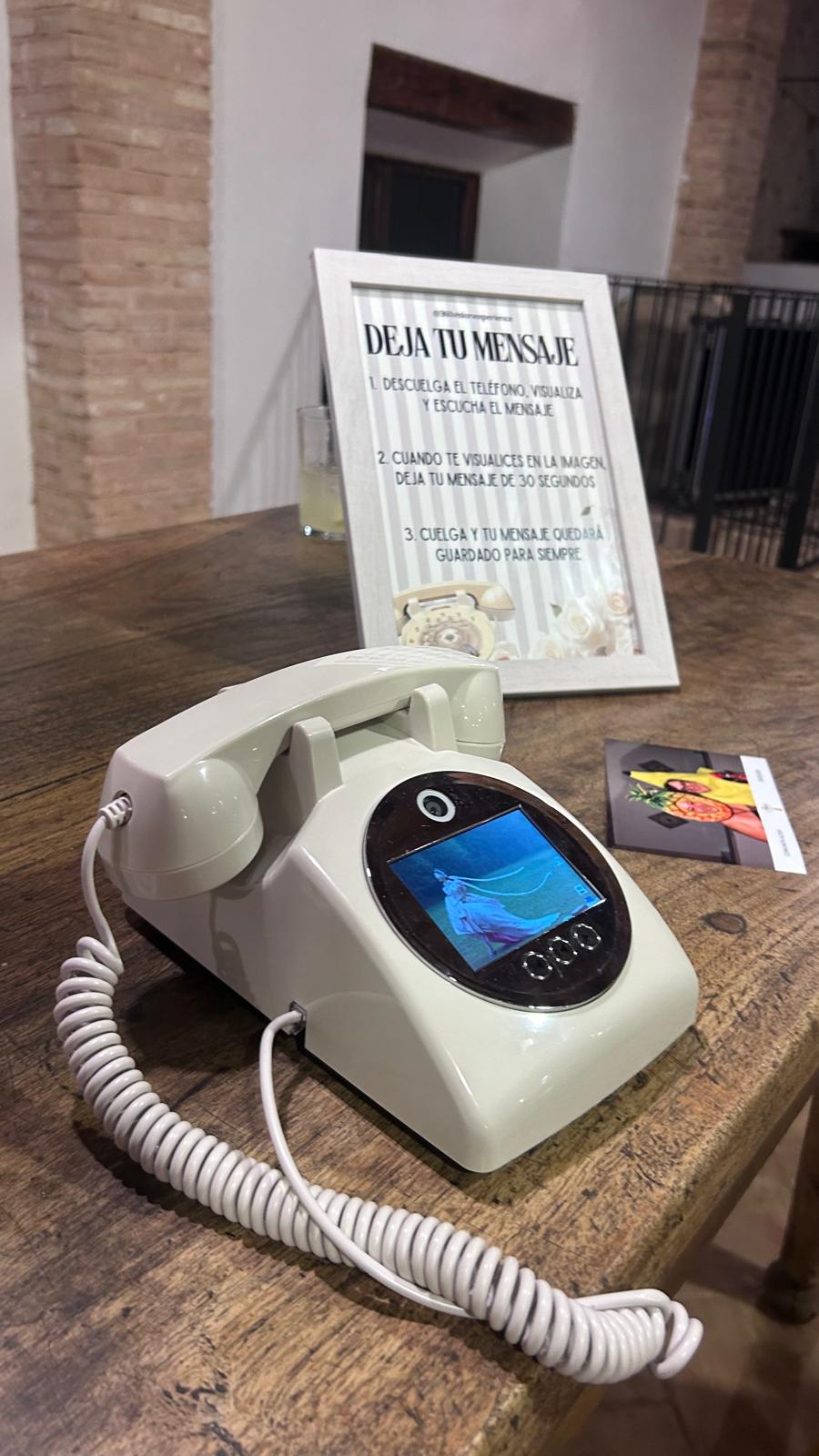 Teléfono videolibro en interior con fotos impresas