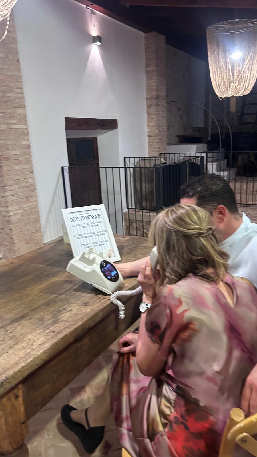 Pareja usando el teléfono videolibro para dejar mensaje