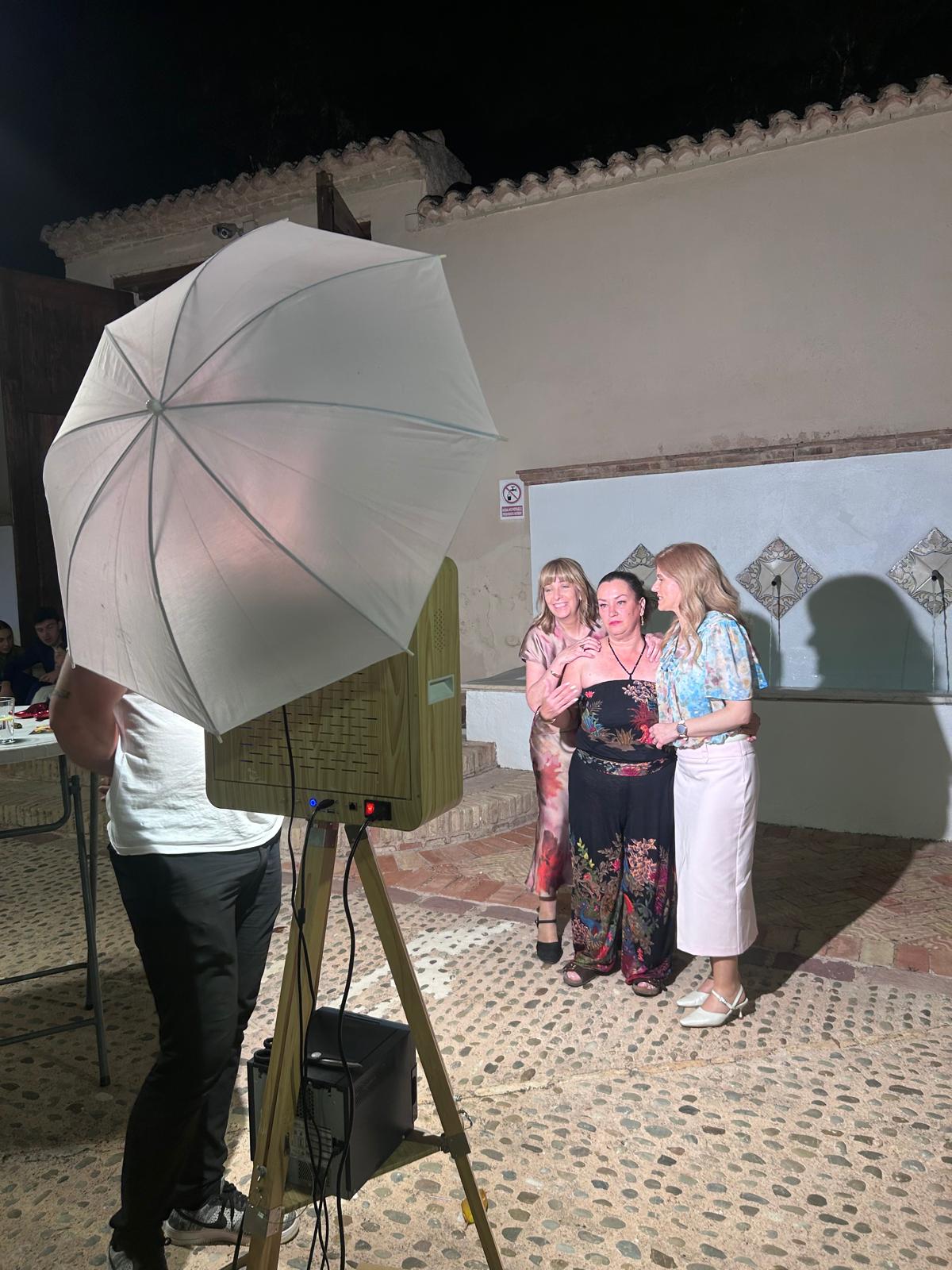 Fotomatón 360 en evento nocturno con paraguas blanco