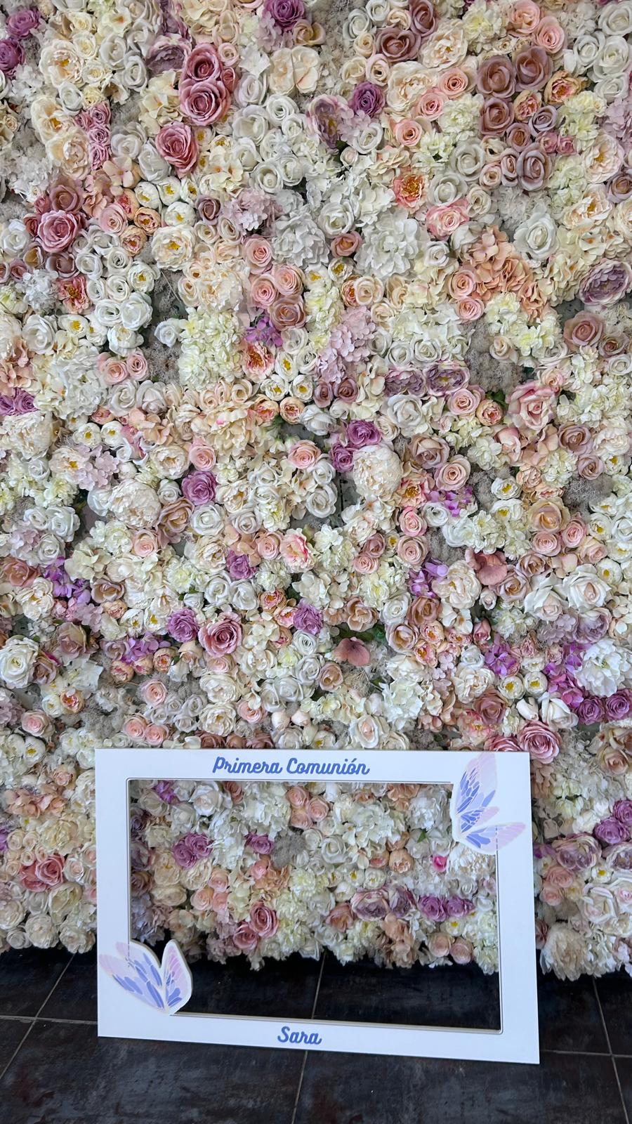 Pared de flores con marco personalizado Primera Comunión