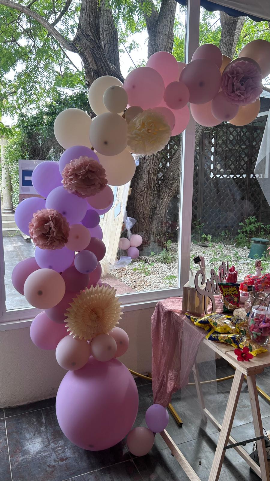 Arco de globos con peonías en tonos pastel