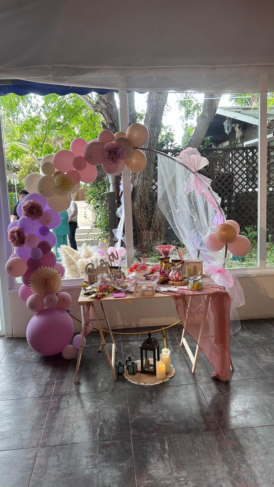 Zona de fotografía con arco de globos y mesa decorada