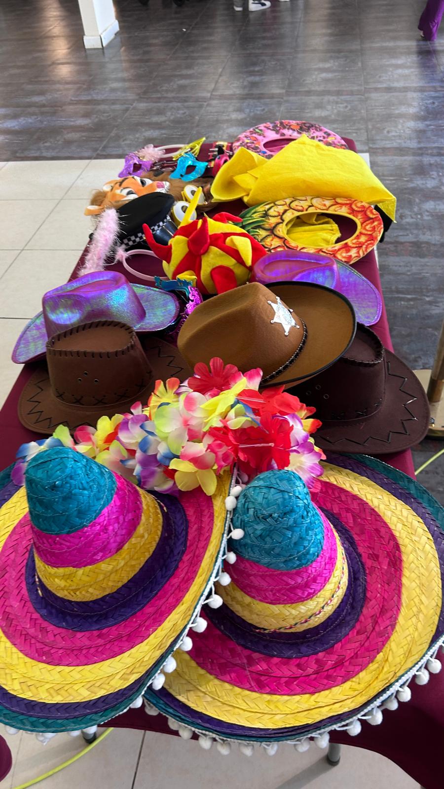 Props variados - máscaras coloridas, sombreros mexicanos, flores