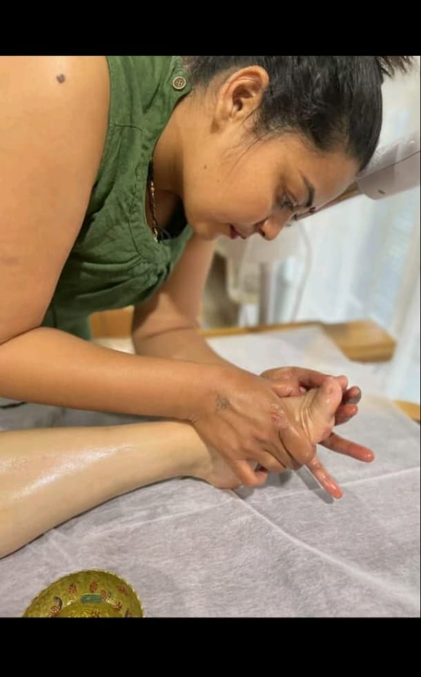 Detailed hand and finger pressure therapy