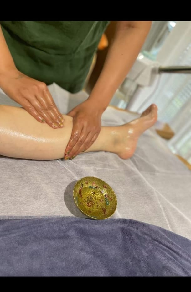 Ayurvedic leg massage with medicated oil