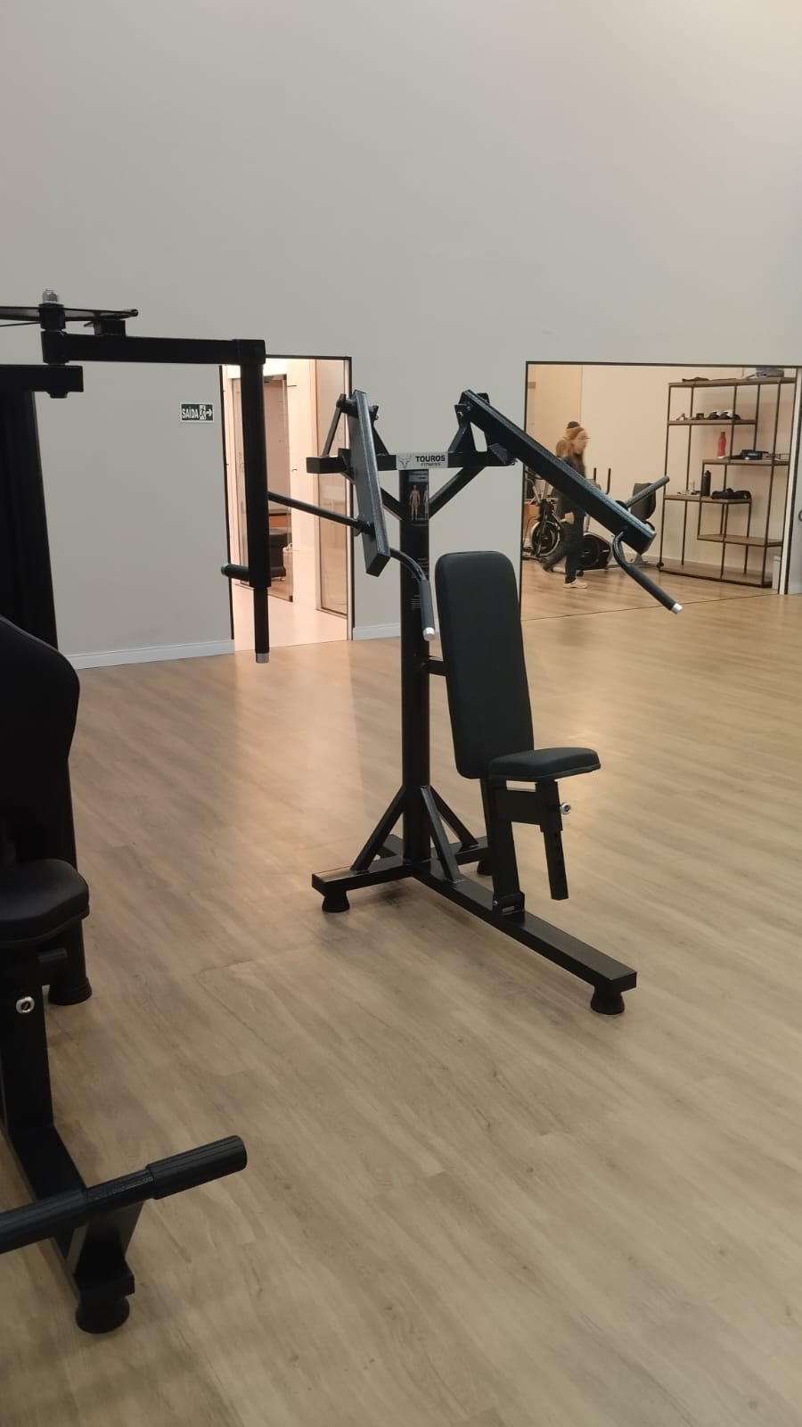 Chest press articulado com braços angulados