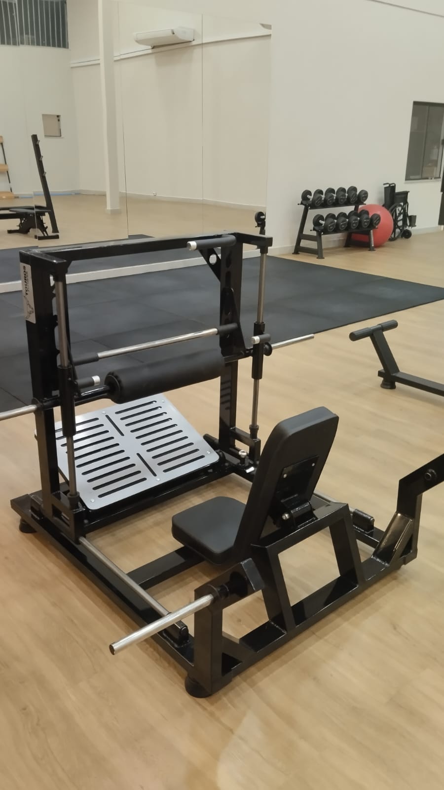 Leg press horizontal com plataforma gradeada
