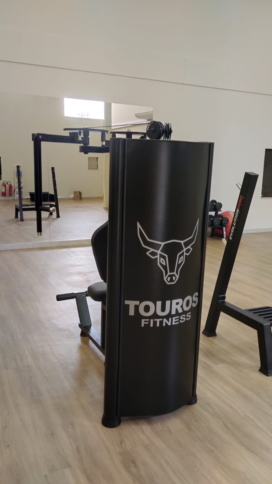 Vista traseira de máquina Touros Fitness com logo do touro