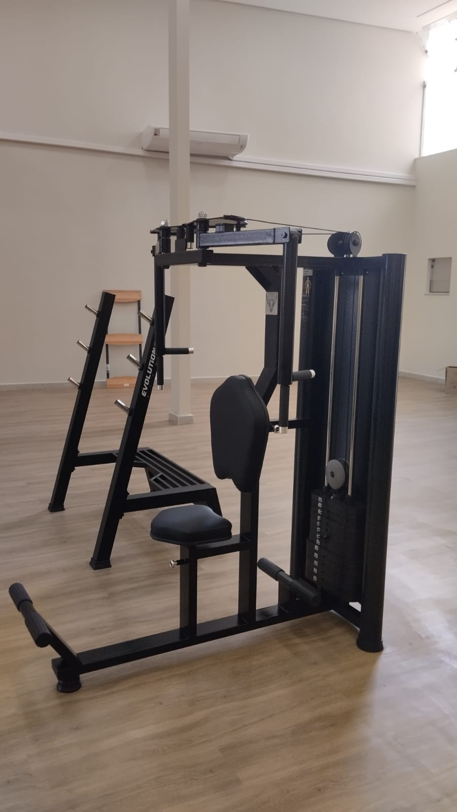 Máquina de polia em ambiente de academia grande