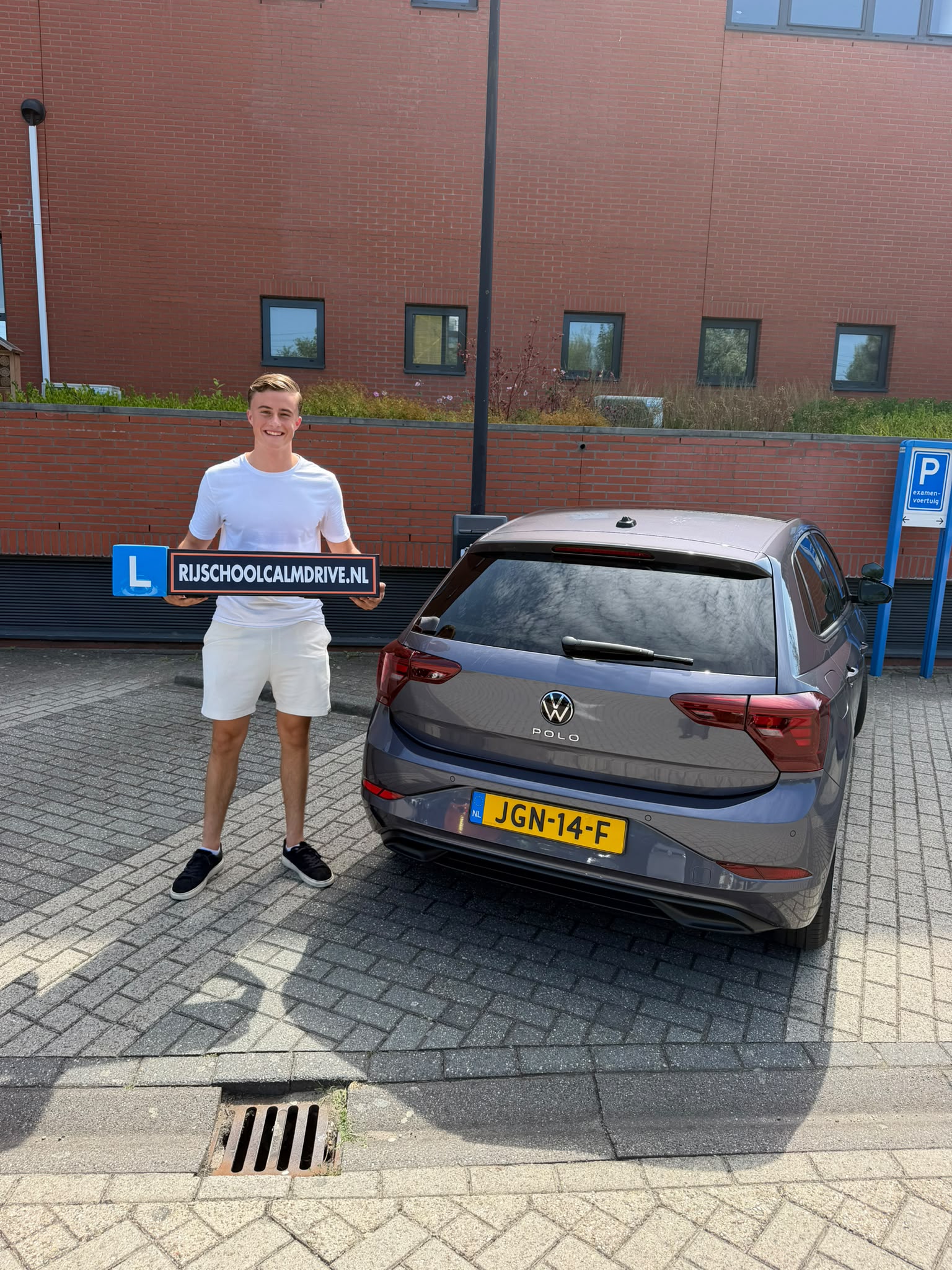 Geslaagde leerling grijze auto