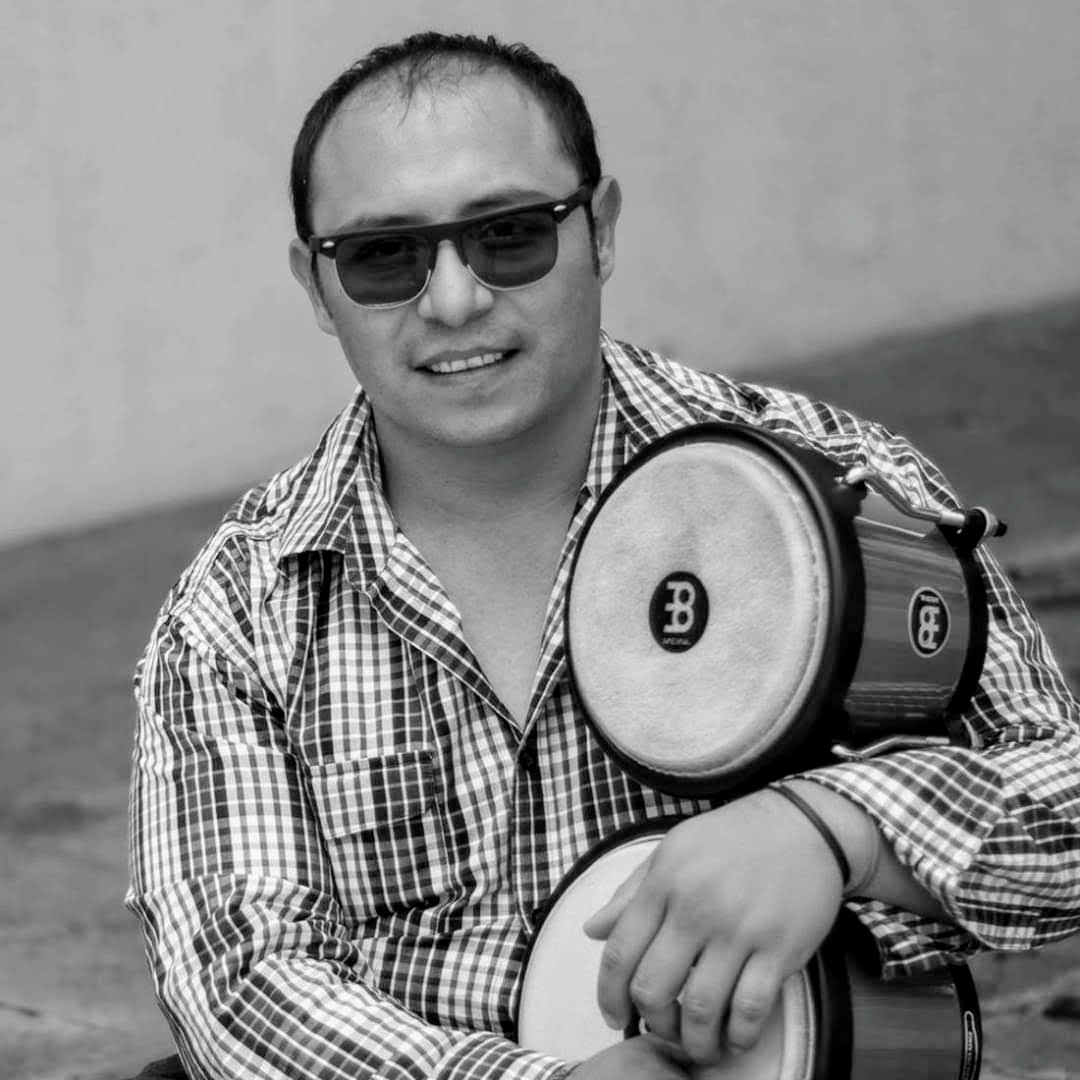 Daniel Hernandez Serafin sosteniendo un tambor