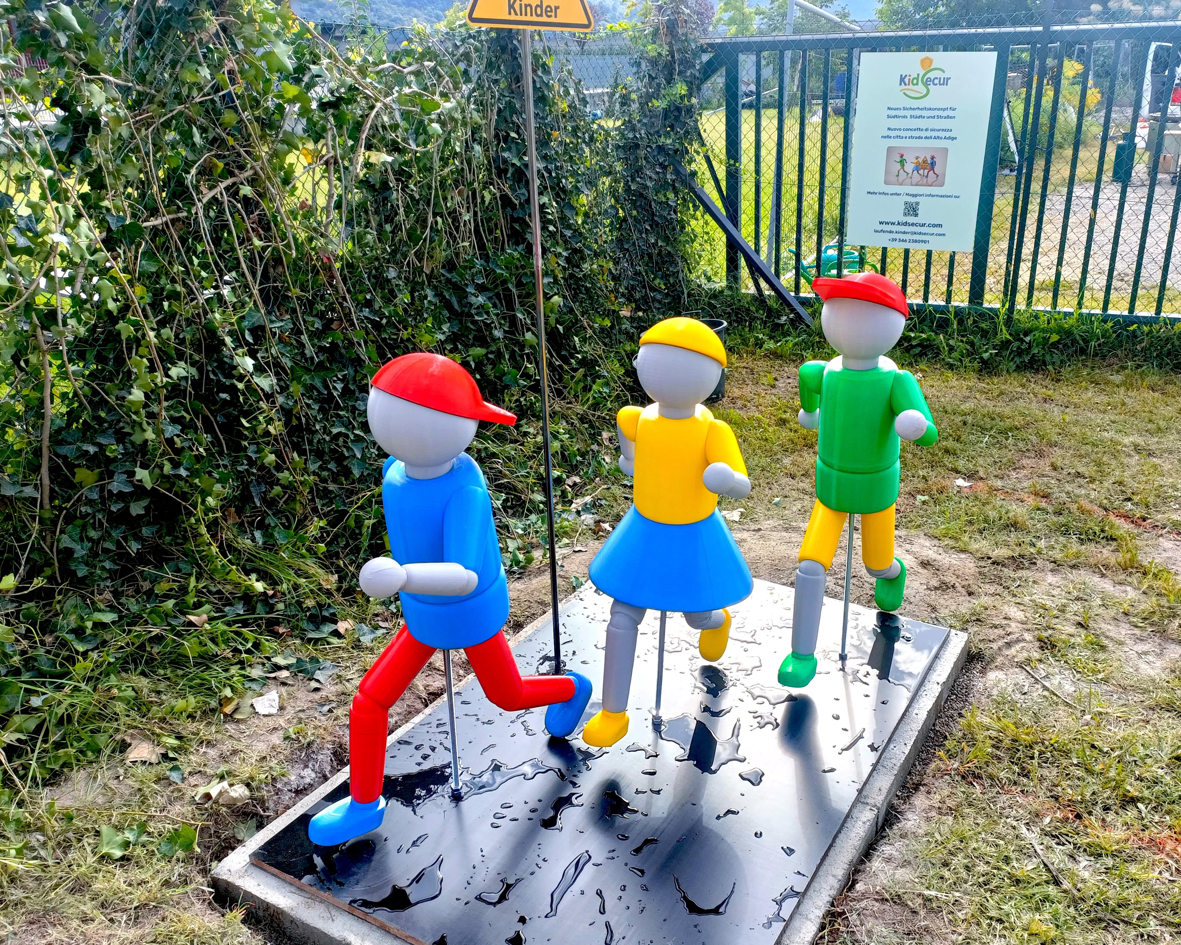 KidSecur-Figuren vor einem KidSecur-Informationsbanner