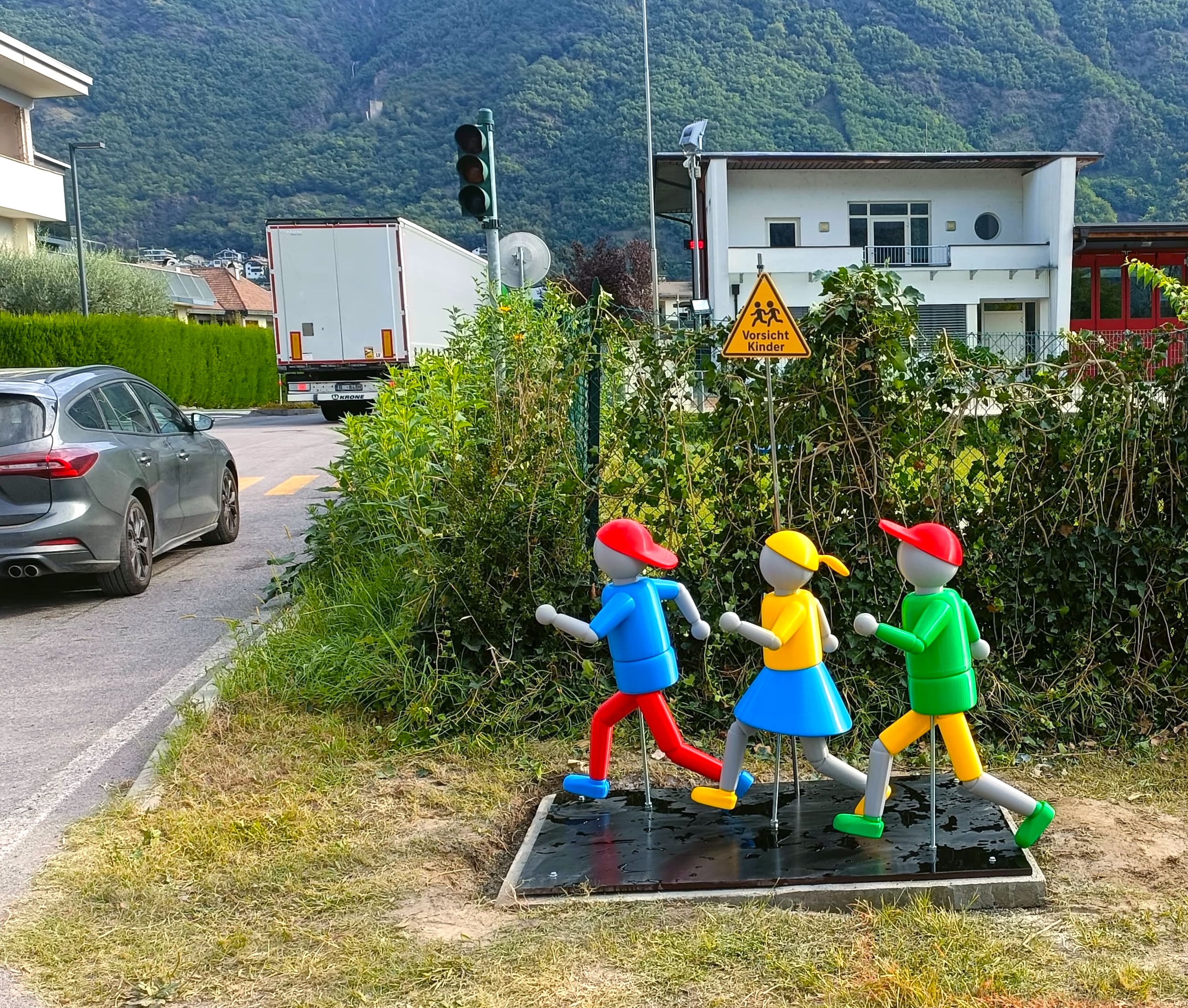 KidSecur Figuren tagsüber an einer Schulstraße