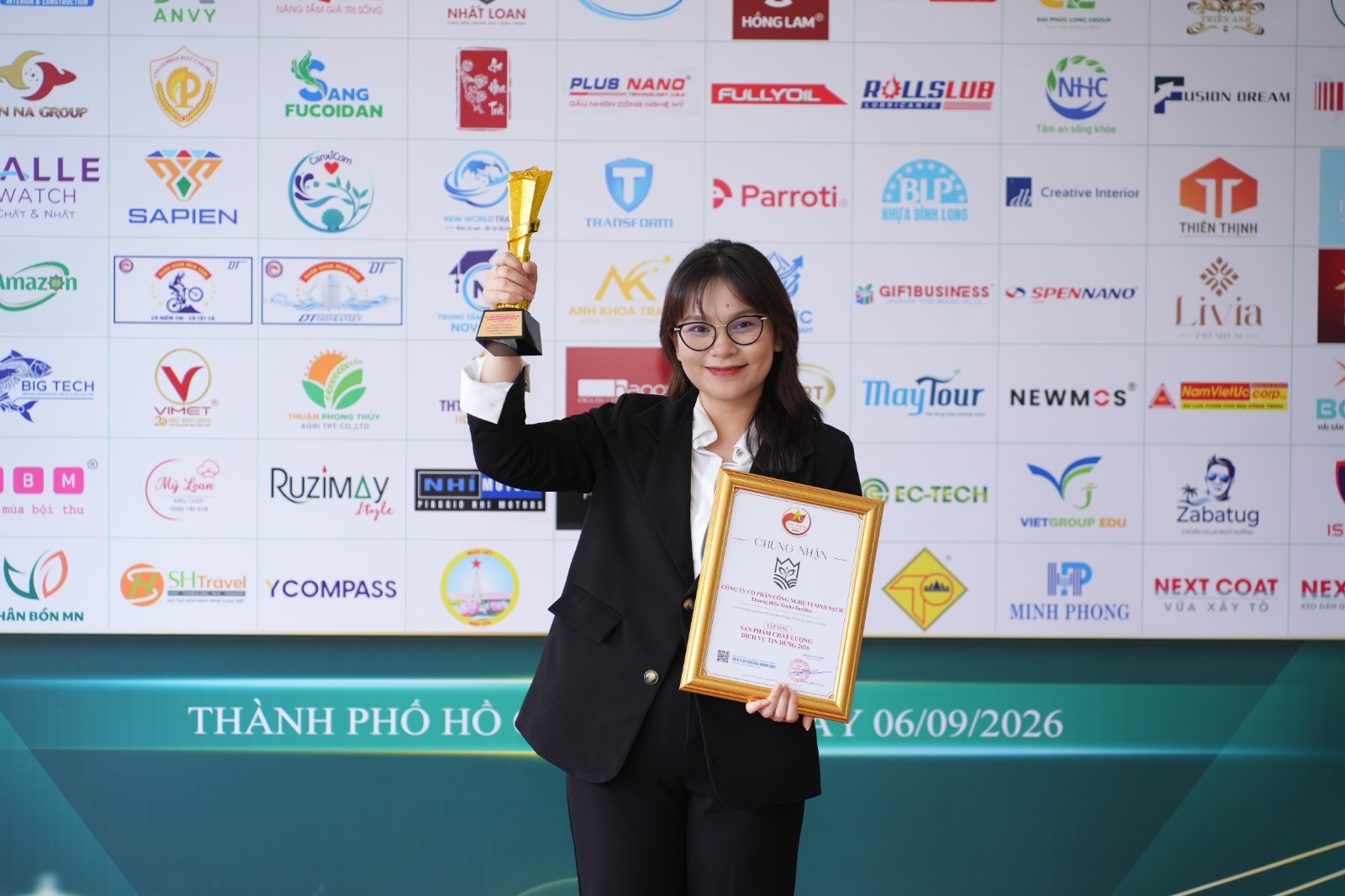 Đại diện Vi Sinh Sạch nhận cúp và chứng nhận