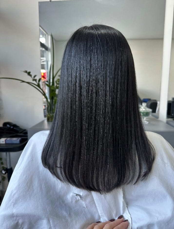 Cabelo longo, liso e alinhado com pontas arredondadas