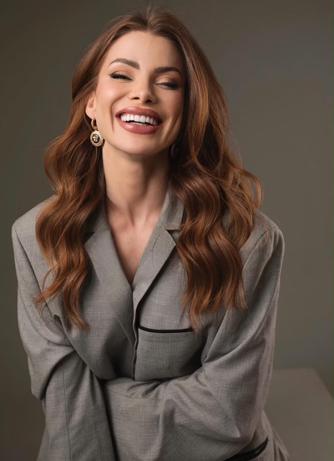 AlineRuiva sorrindo em um momento descontraído