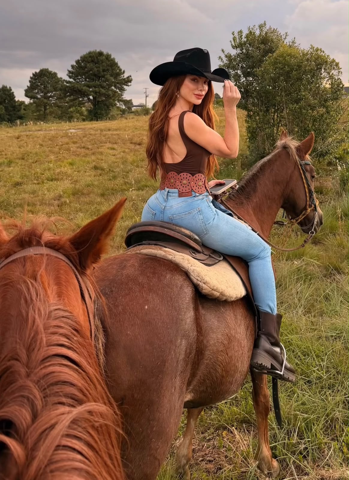 AlineRuiva montando a cavalo