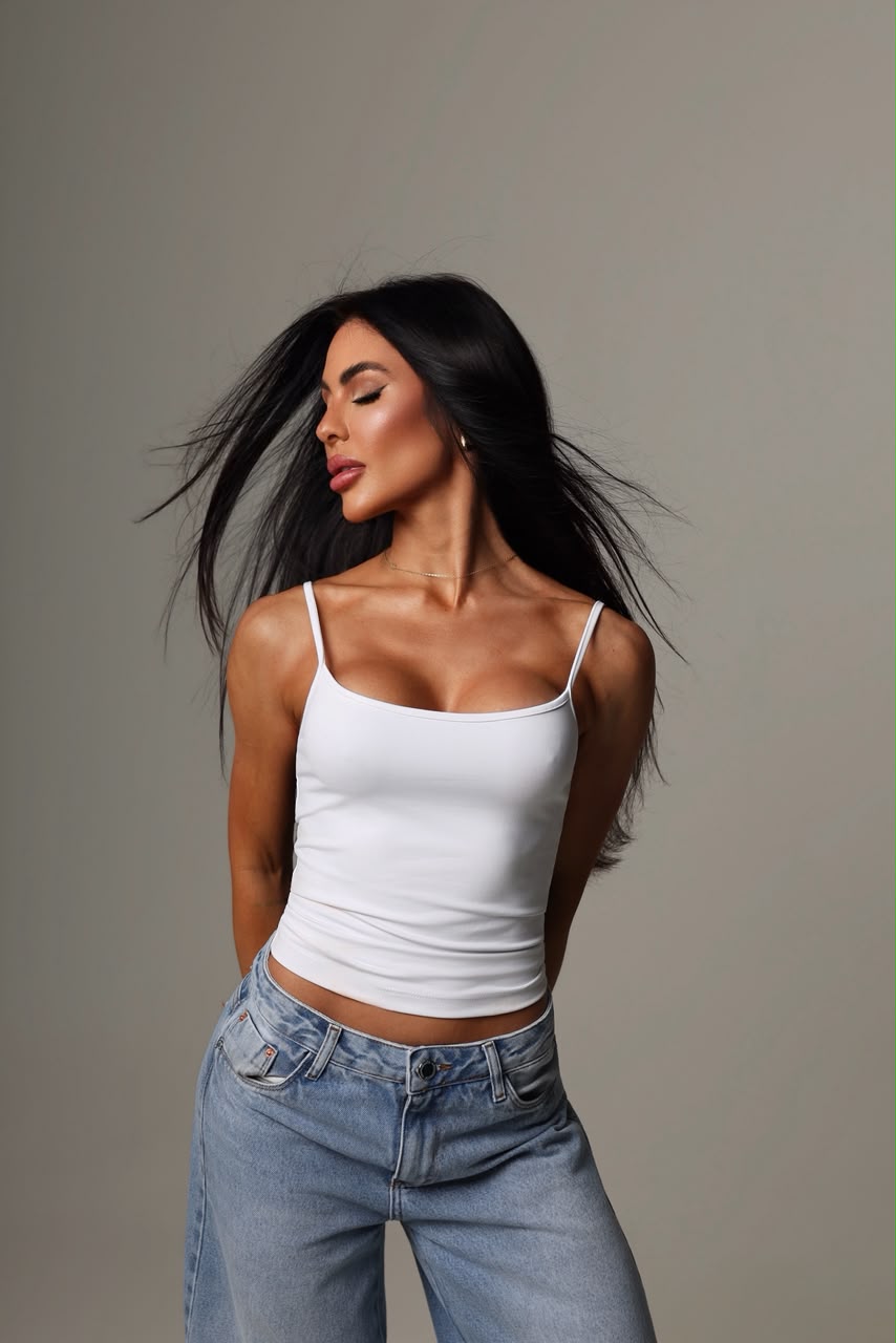 Dai Soave em perfil com o cabelo em movimento