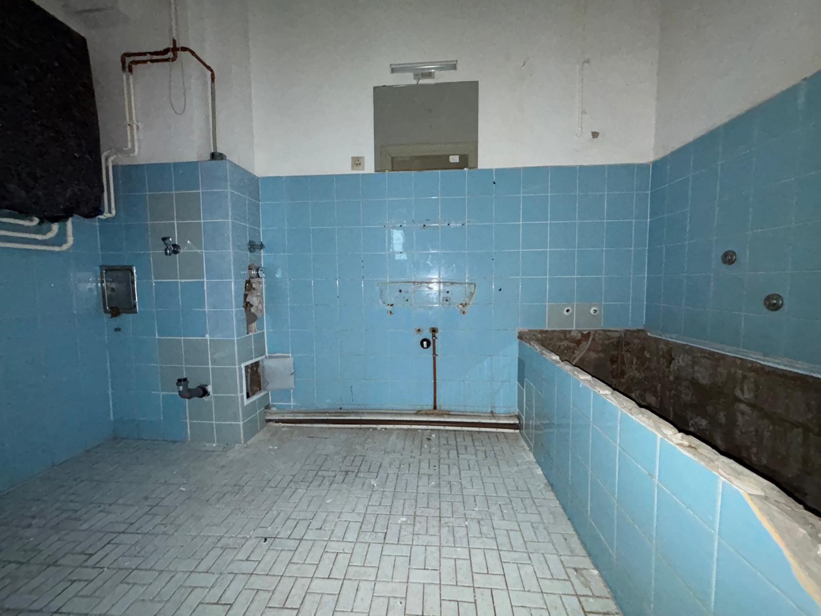 Bad komplett modernisiert – aus Altbestand wird Wohlfühlstandard – Vorher