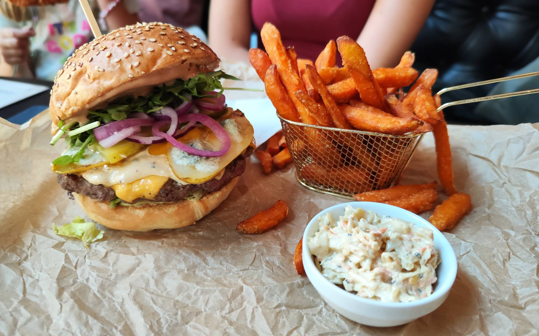 Burger z frytkami z batatow