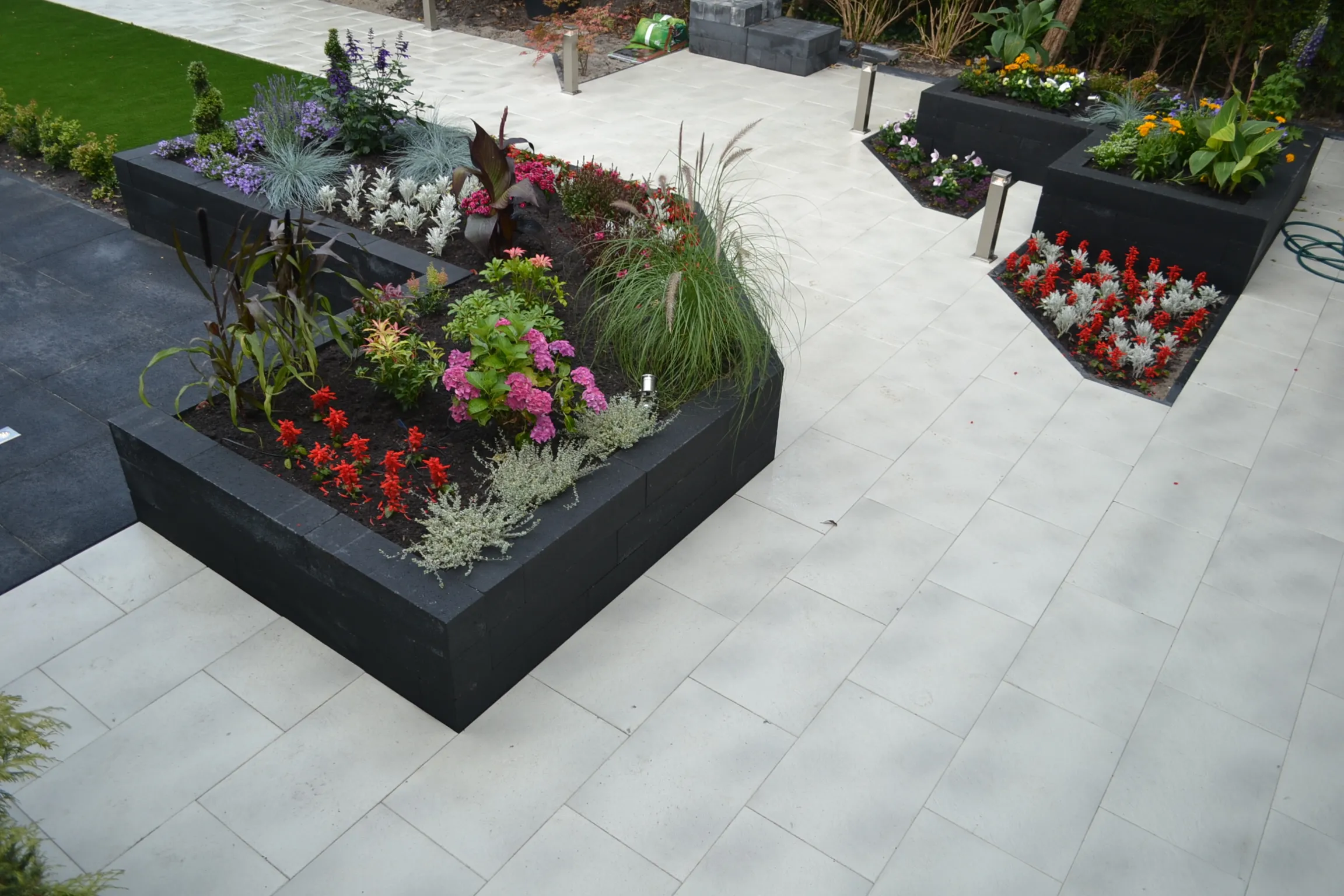 Kleurrijke verhoogde plantenbakken met bloemen - Tuinaanleg Zoetermeer