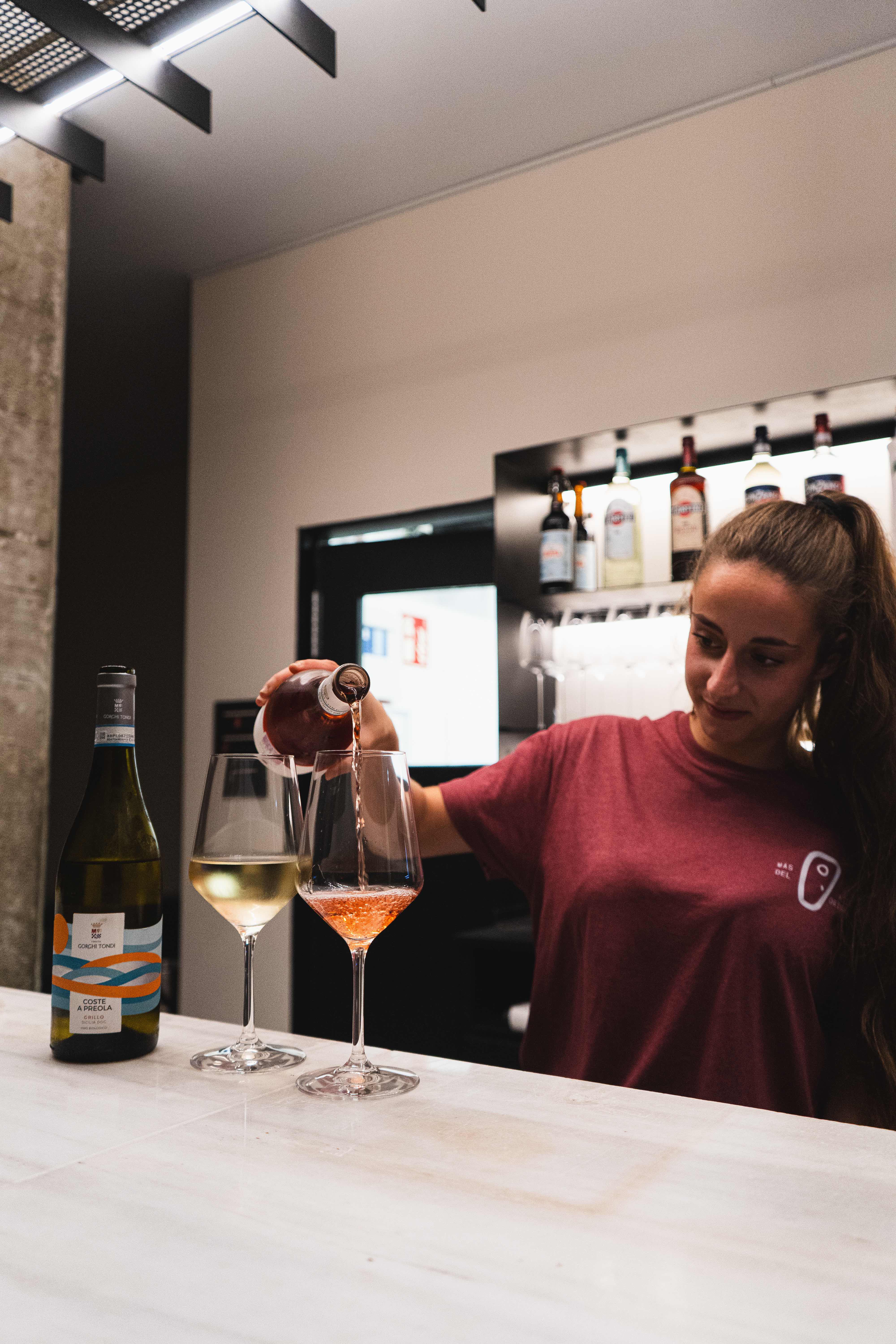 Vino servido en copas en la barra de Oltre.