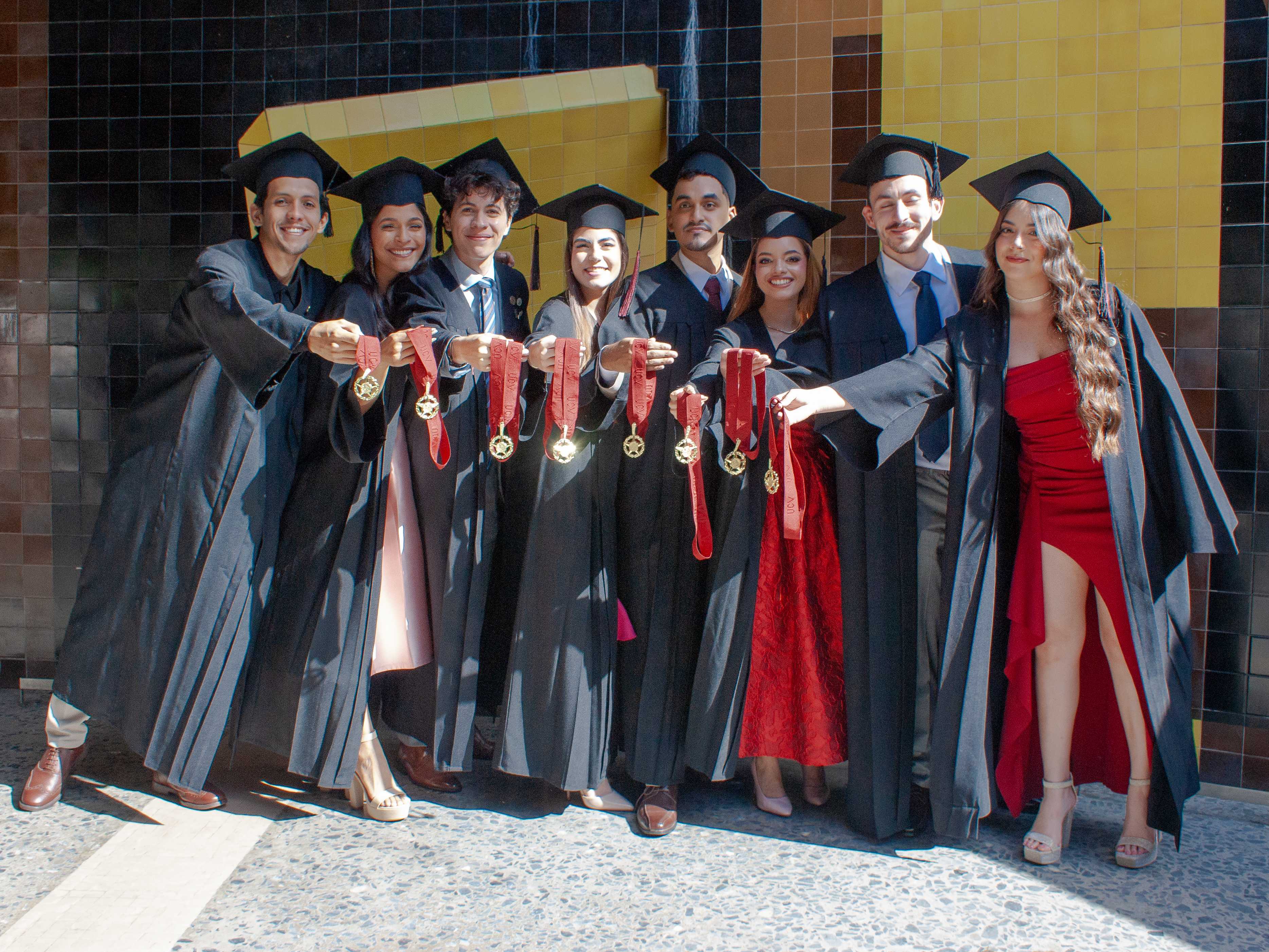 Graduados celebrando